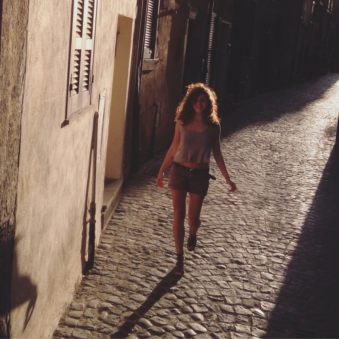 Samira in einer Gasse