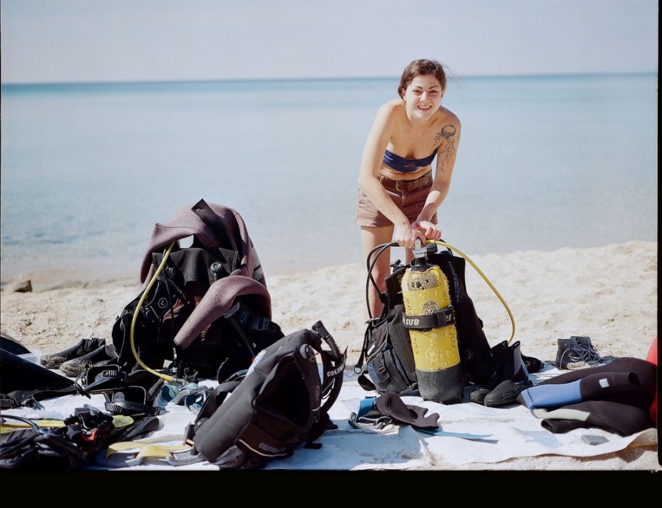 Samira am Strand kurz vor dem Tauchgang