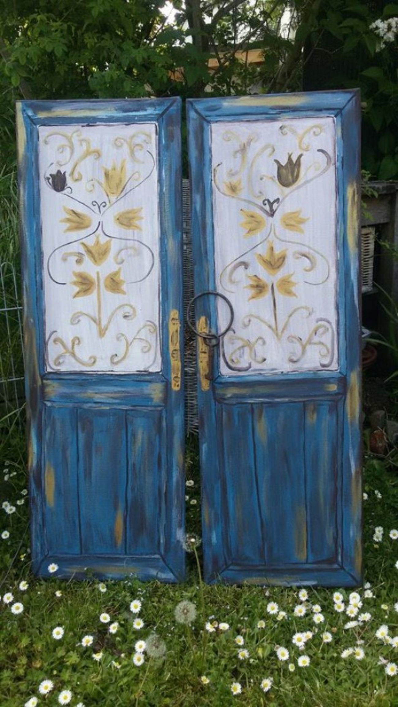zwei angemalte Türem in shabby chic