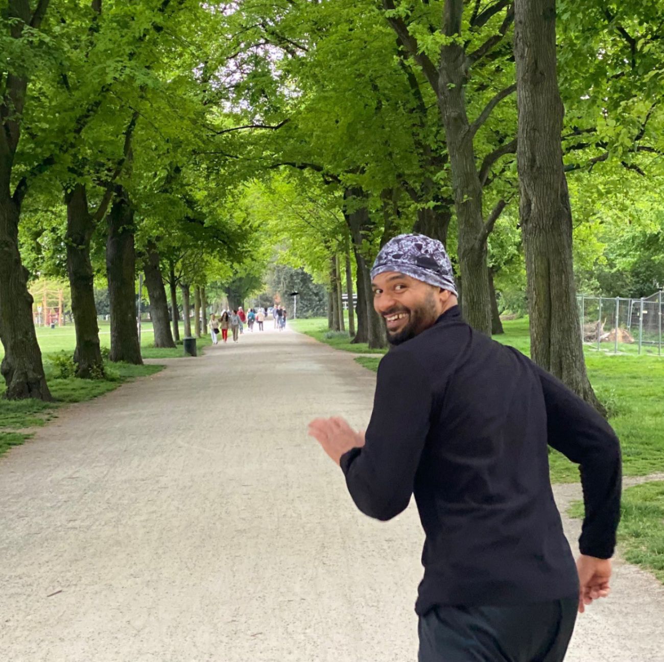 Ceddie in einer Allee mit Bäumen beim Joggen