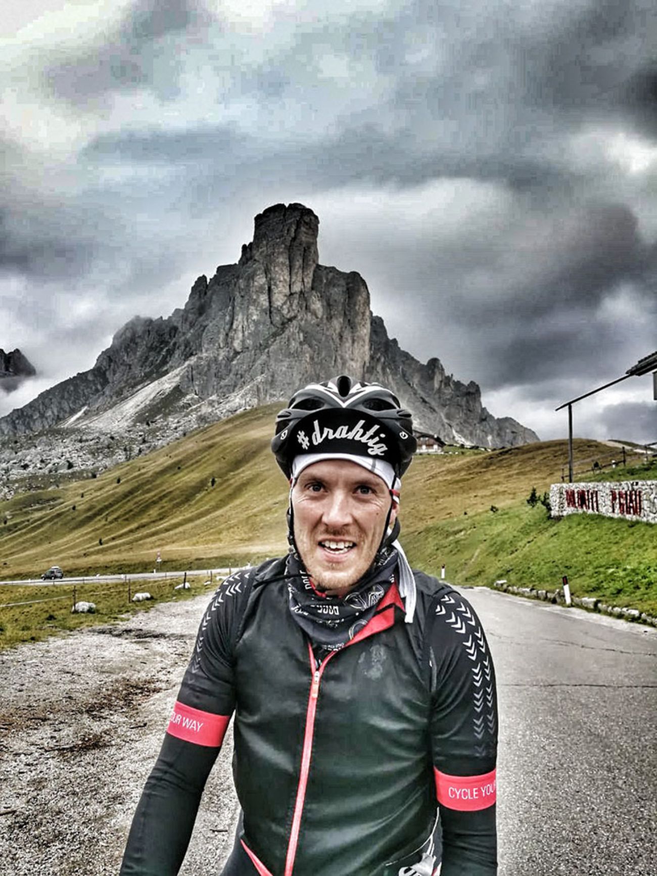 Chris bei einer Radtour vor einem berg