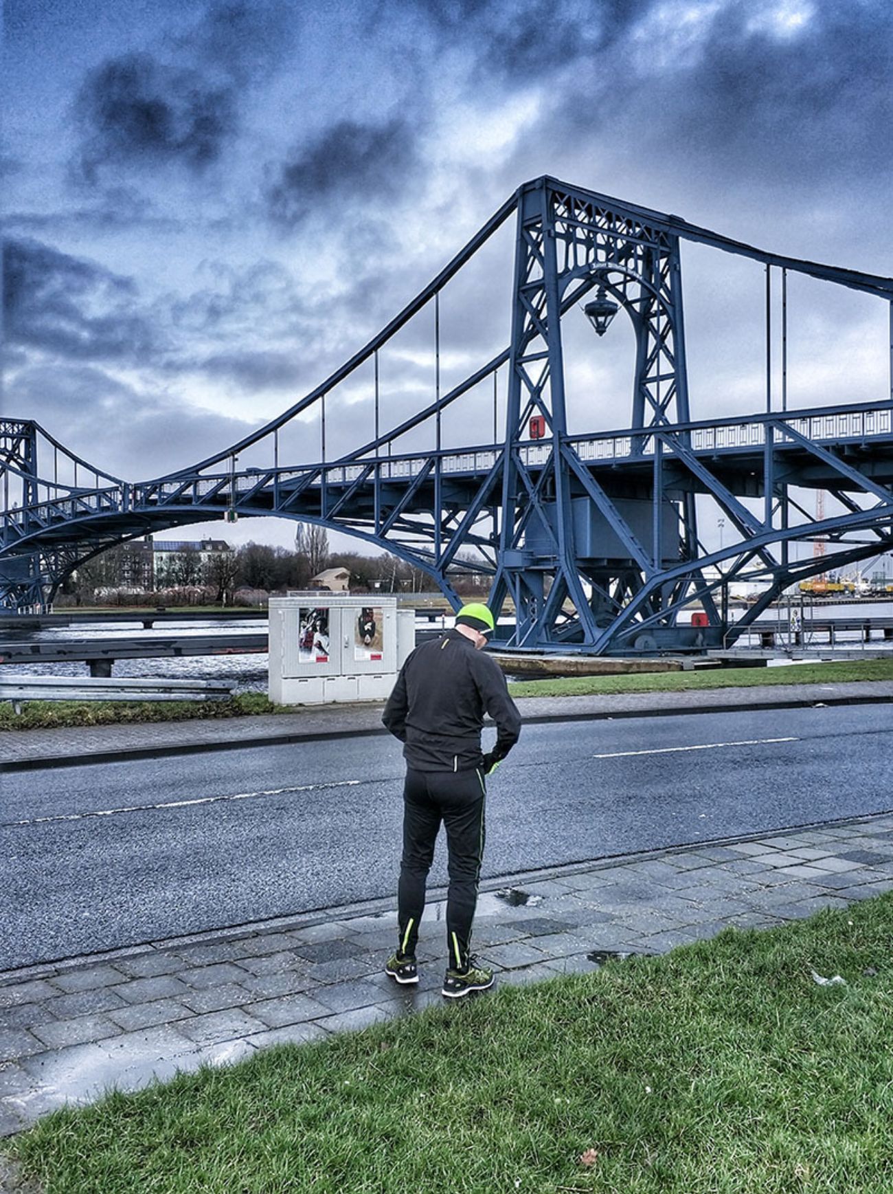 Chris vor einer Brücke