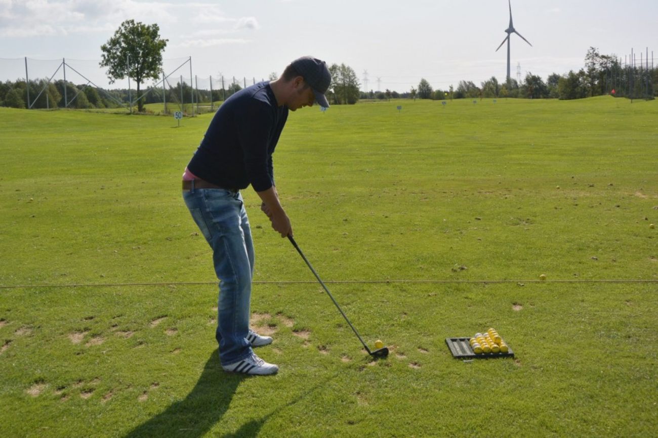 Chris beim Bälleabschlagen auf dem Golfplatz