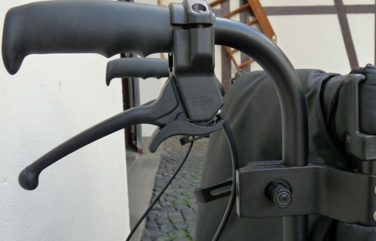 Der Griff eines Rollstuhls