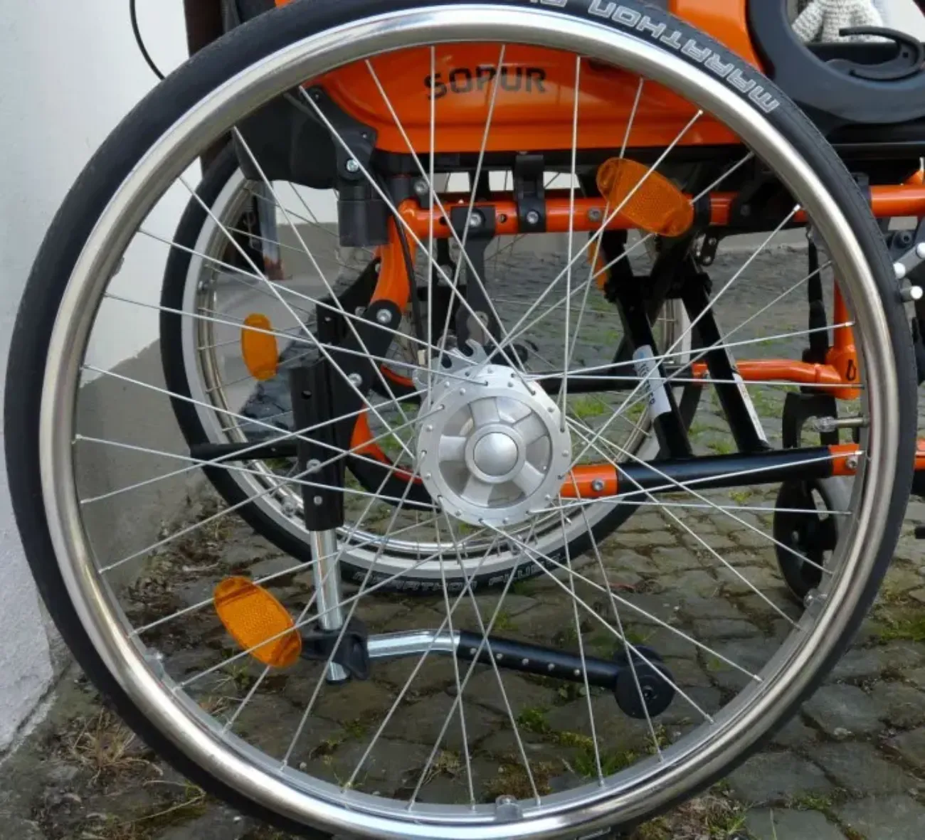 Die Räder eines Rollstuhls