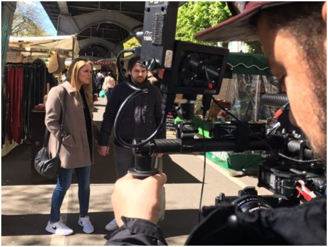 Becky und ihr Freund auf dem Hamburger Wochenmarkt