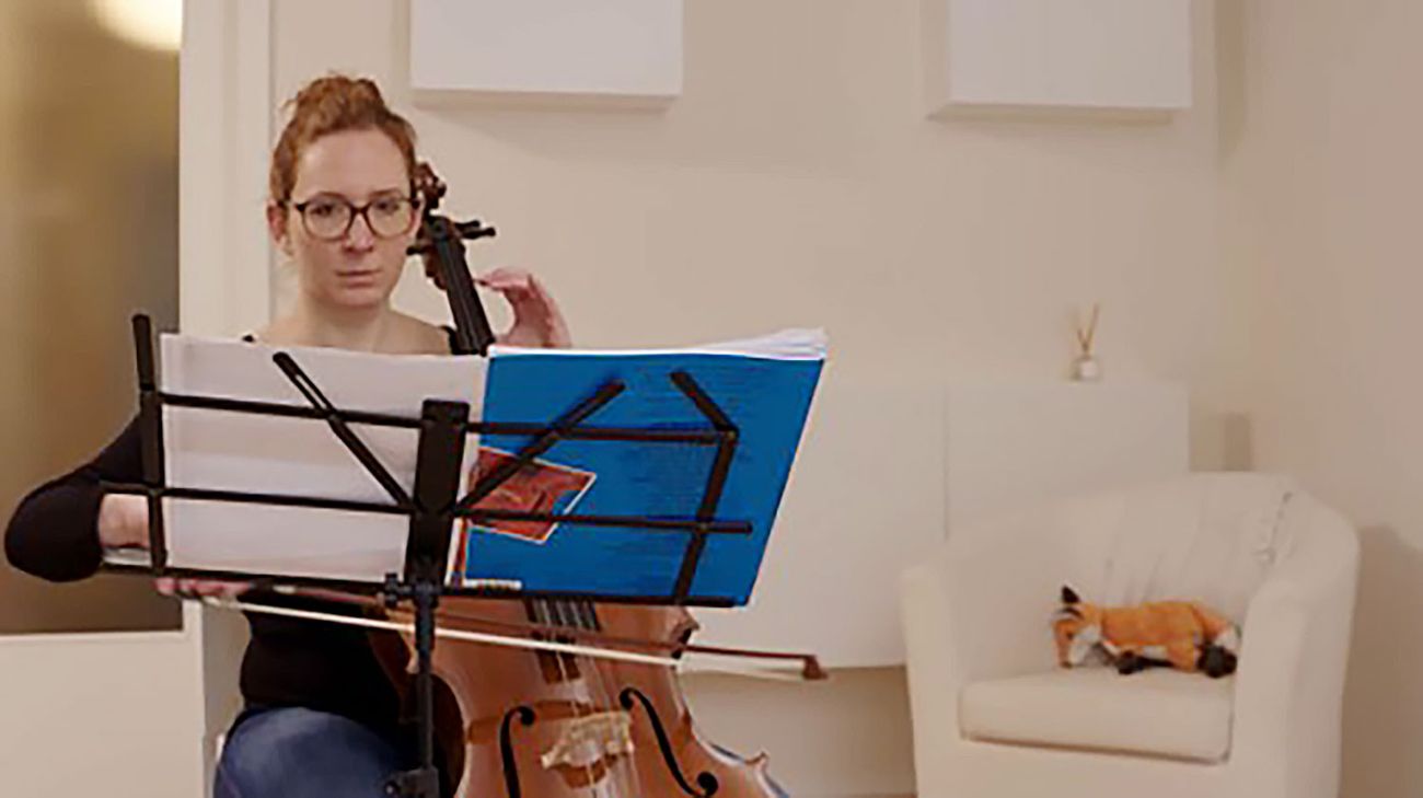 Gina kurz nach ihrer MS-Diagnose beim Cellospielen
