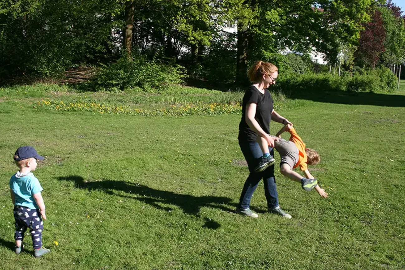 Gina spielt mit ihren Kindern