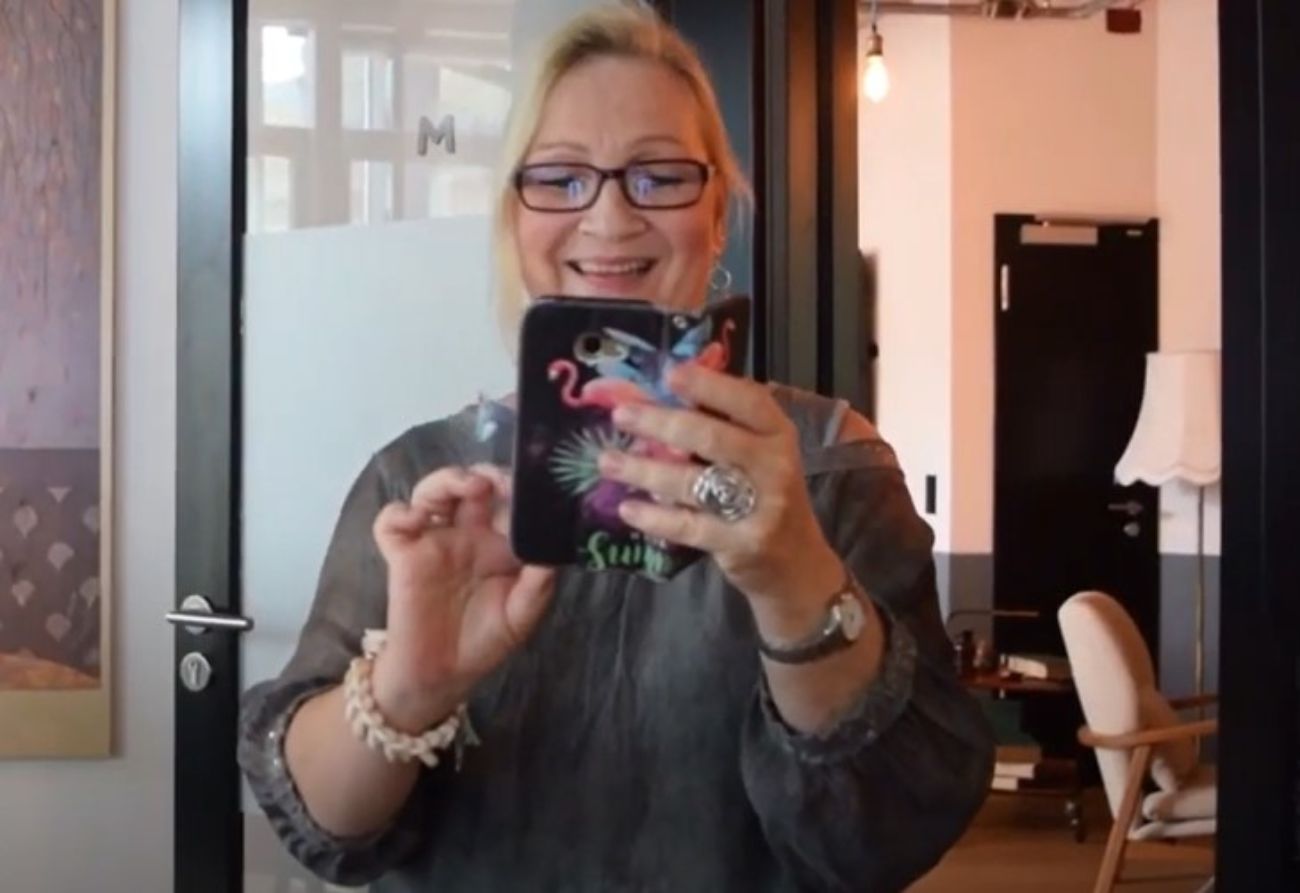 Heike beim Einblick-Treffen mit Handy in der Hand beim Fotografieren