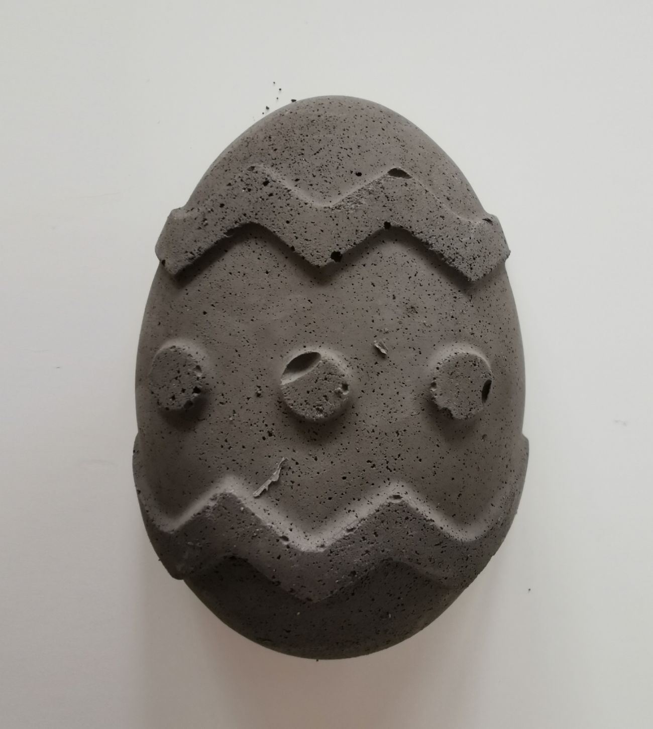 Beton-Osterei.