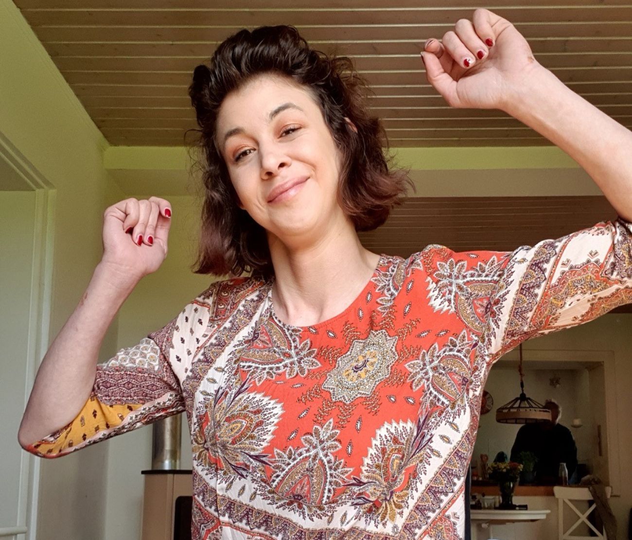 Janine mit buntem Oberteil