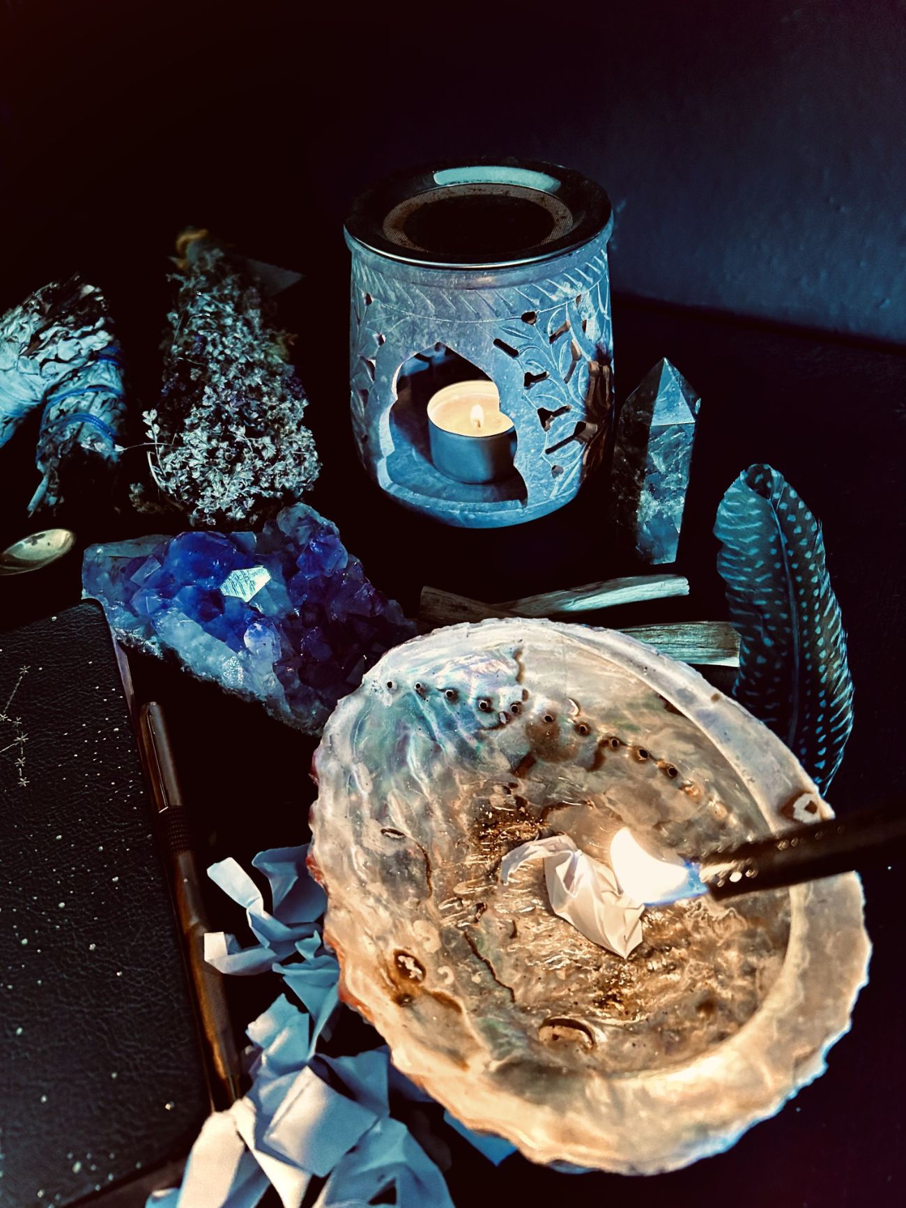 Kira verbrennt ihre Wünsche ans Universum in einer Muschelschale