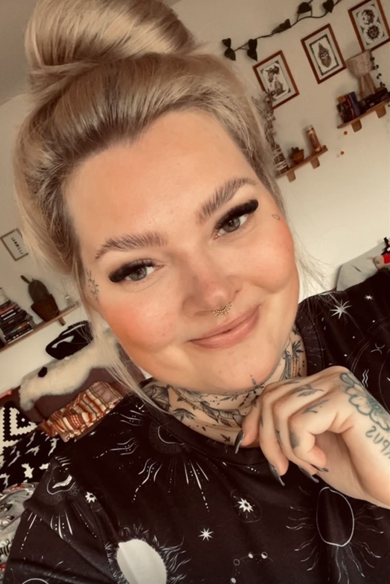 Kira im mystischen Outfit