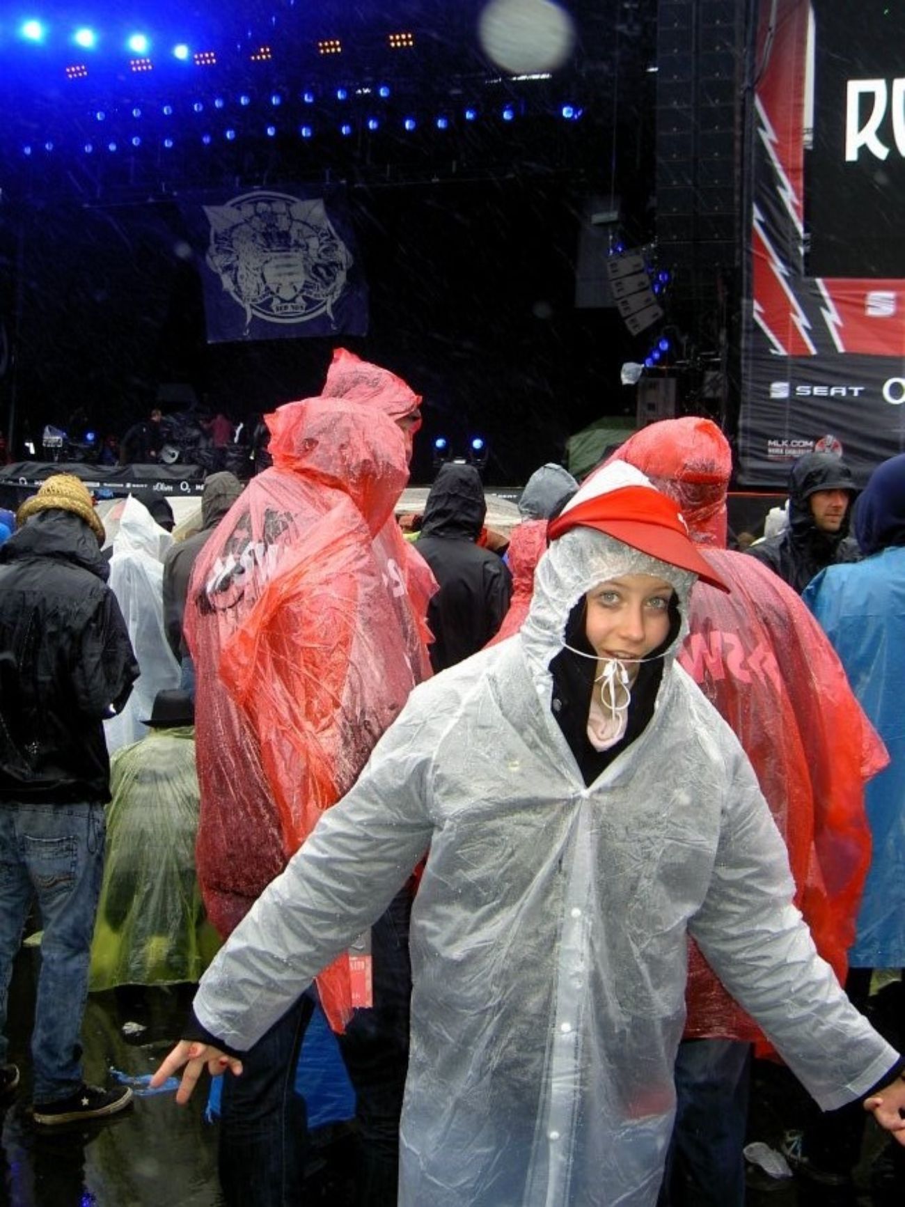 lara mit einem Regenmantel und einer roten Cappi
