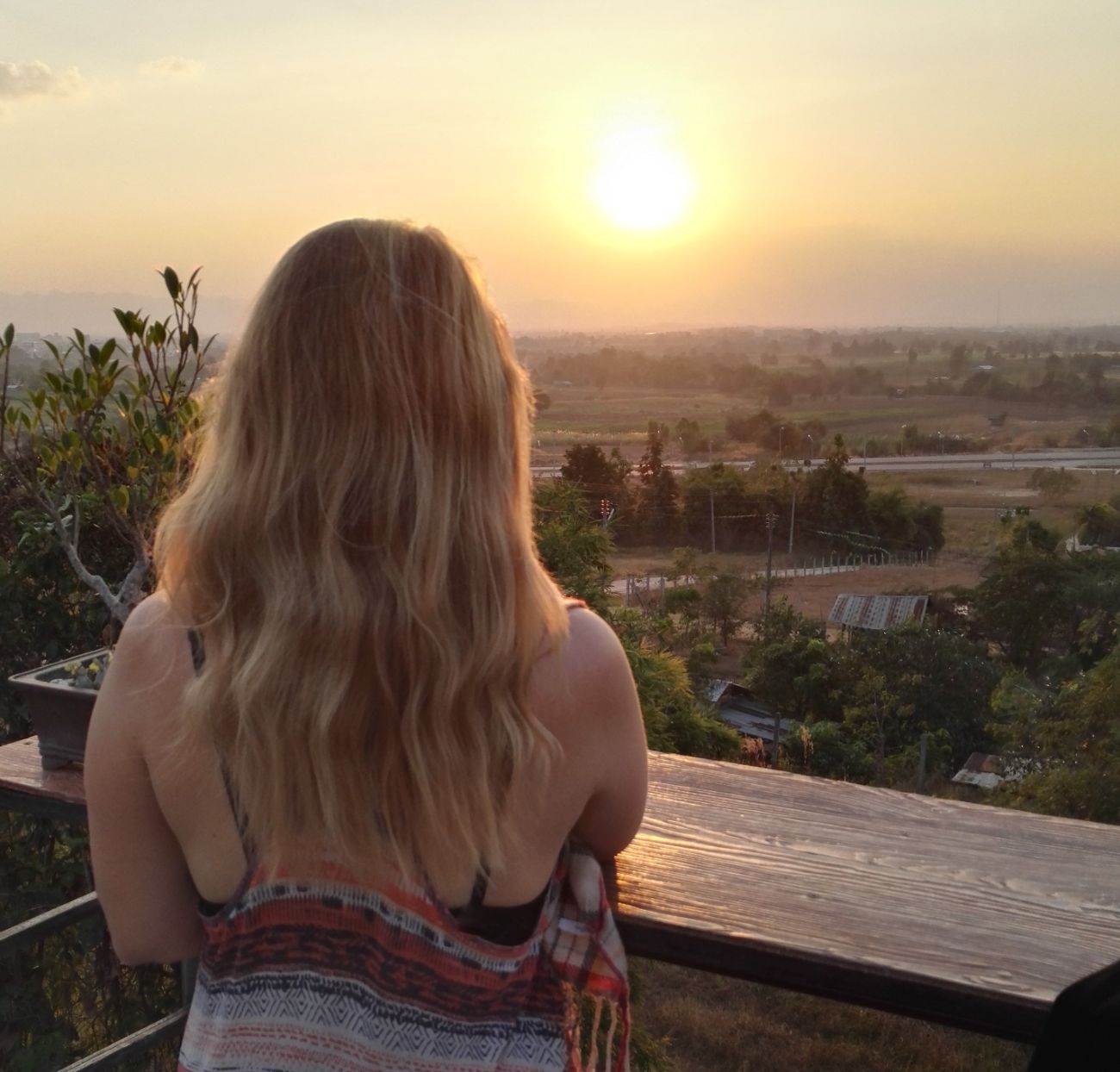 Lara mit Blick in die Sonne in Thailand