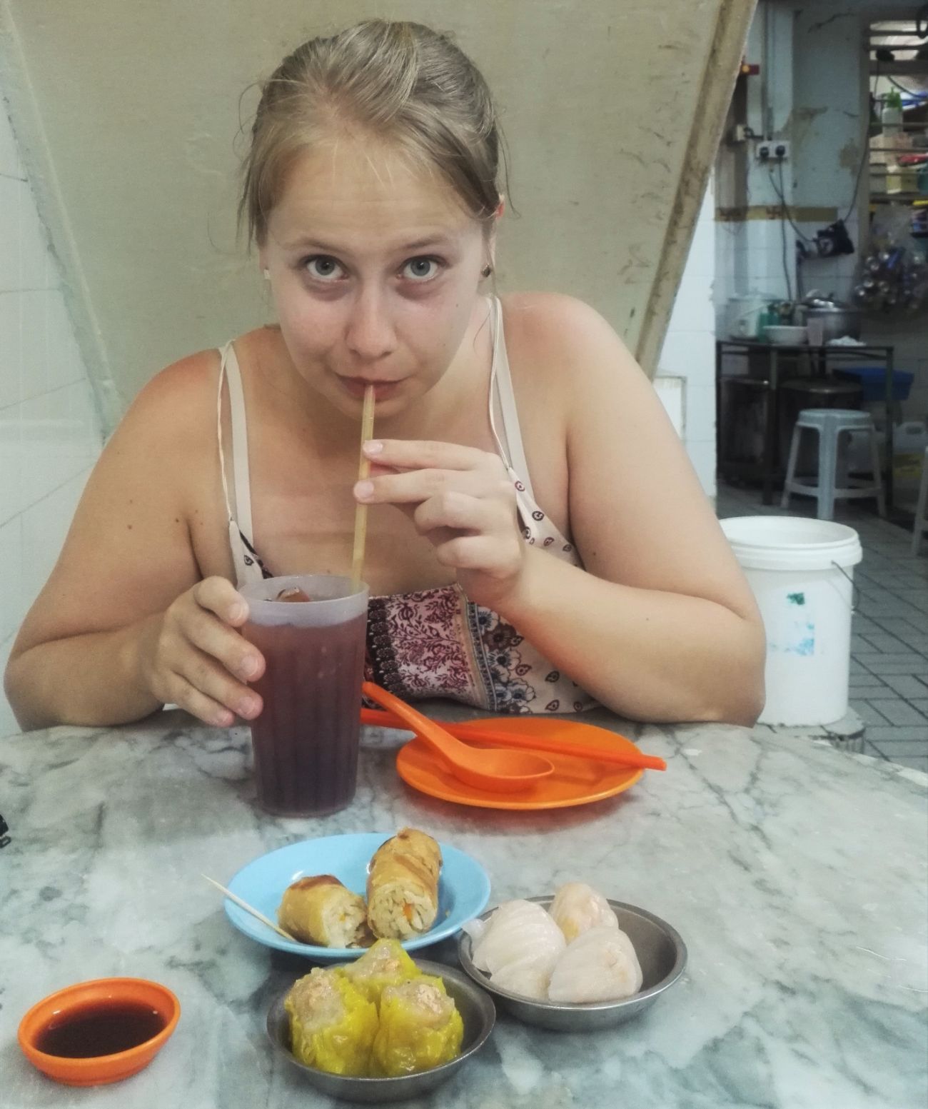 Lara beim thailändischen Essen mit ihrem (Ex-) Freund