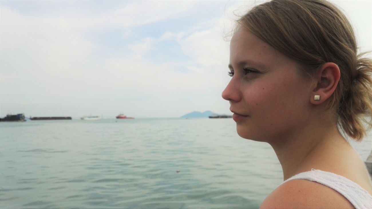 Lara mit Blick über das Meer in Thailand