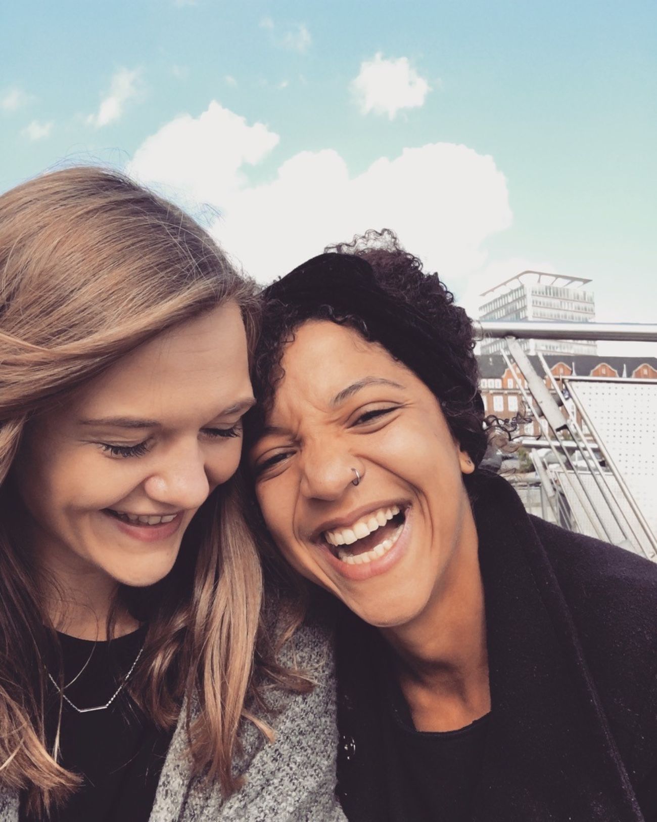 Marie und Marie lachend heute