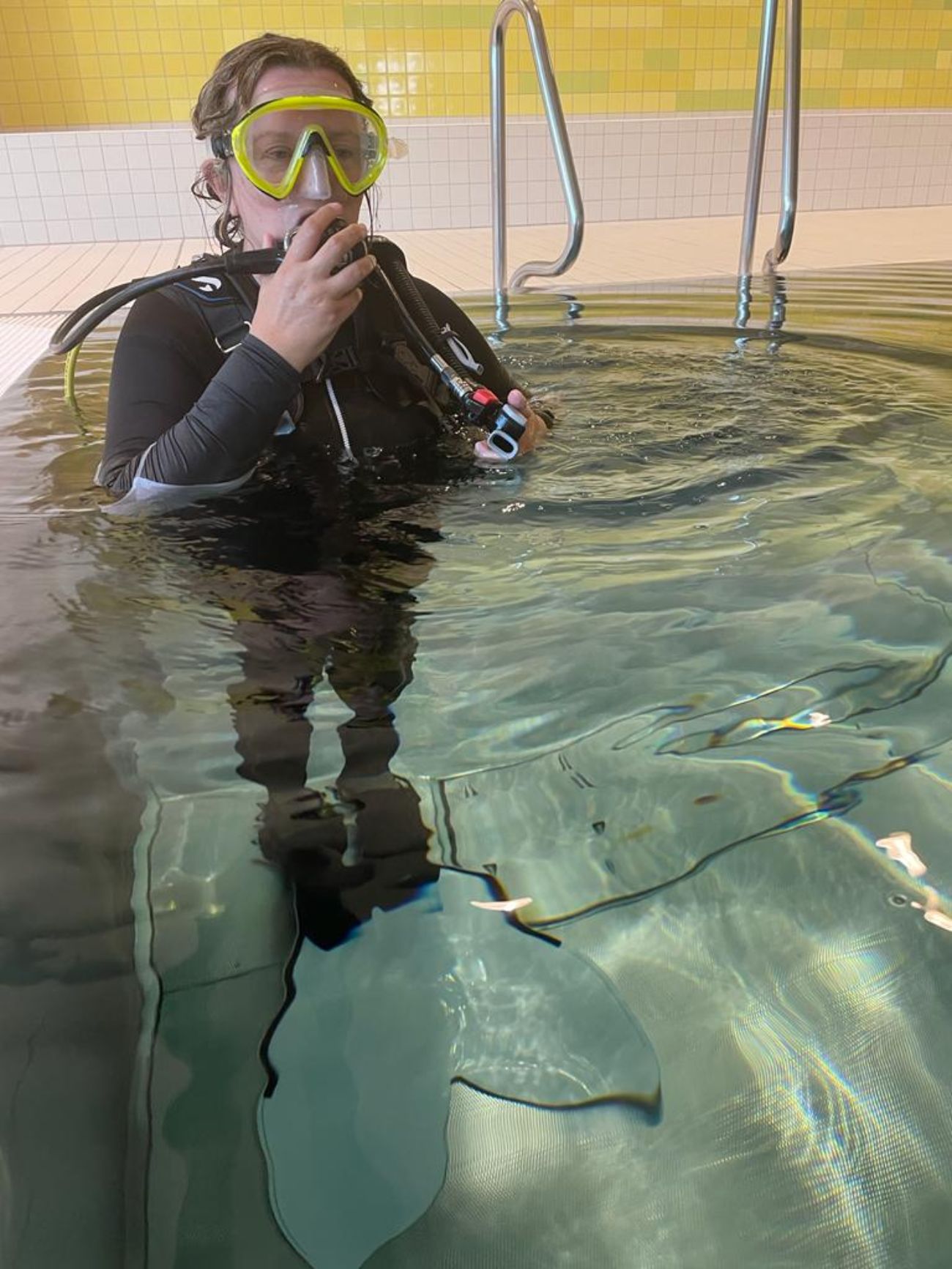 Nicole im Schwimmbecken mit Monoflosse und Tauchausrüstung