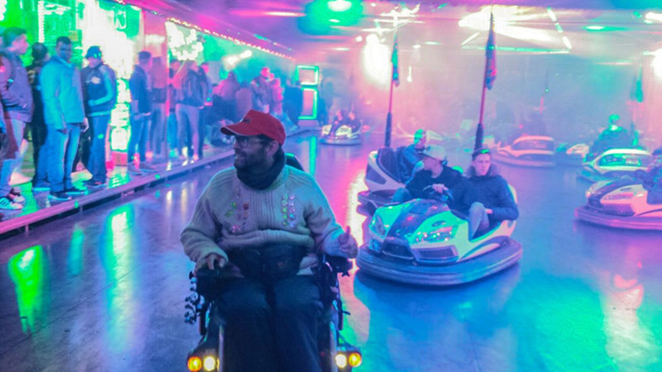 Autoscooter mit dem Rollstuhl