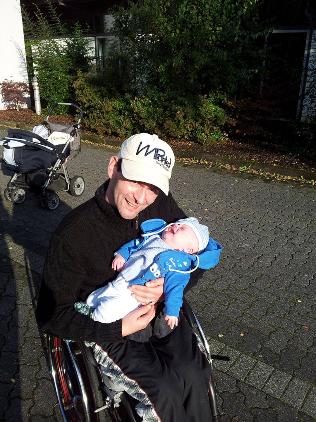 Torsten mit Olli seinem zweiten Kind auf dem Arm