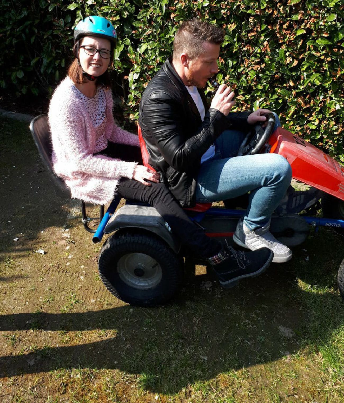 Patrick und Mandy haben Spaß auf dem Kettcar