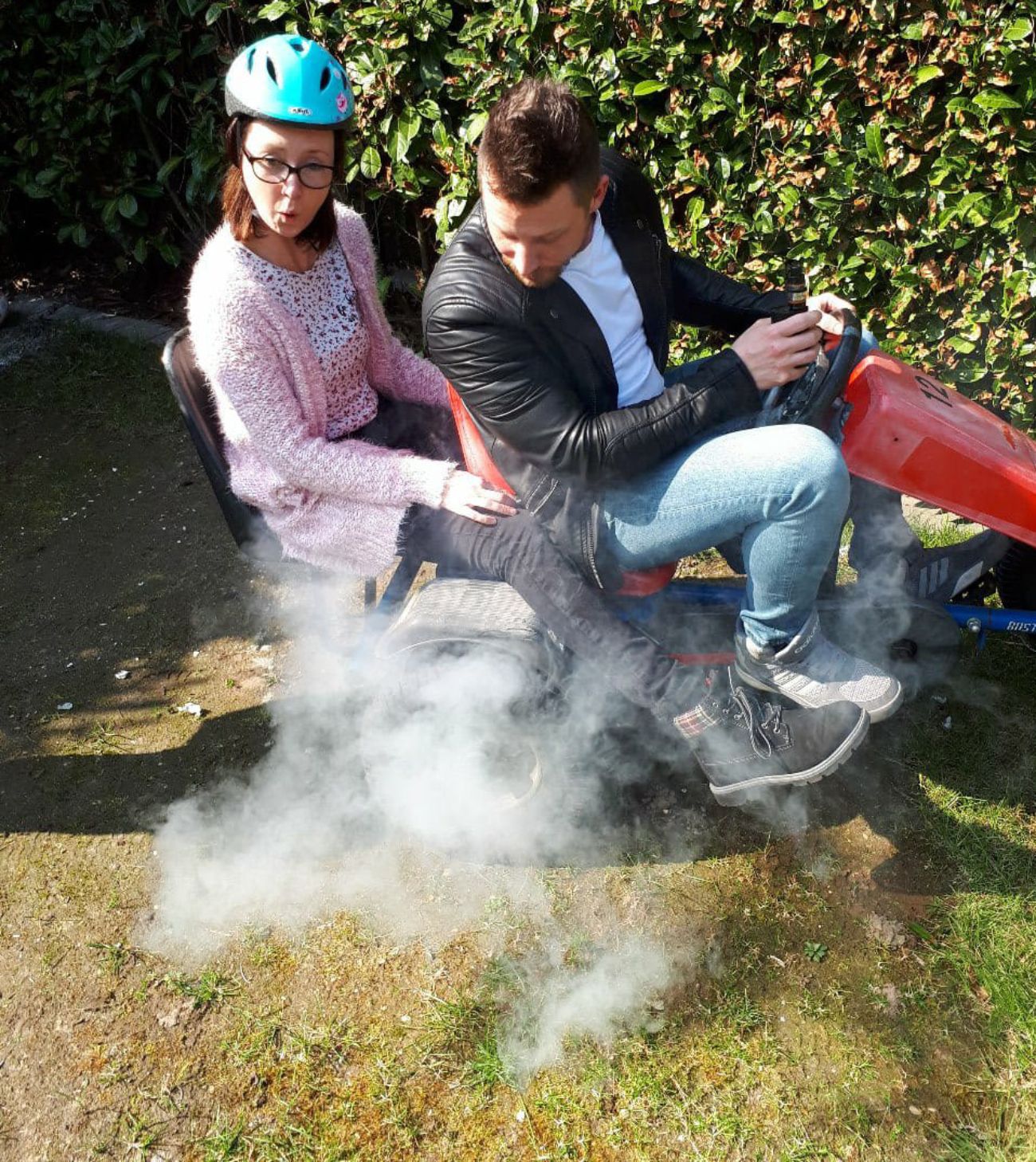Patrick und Mandy haben Spaß auf dem Kettcar