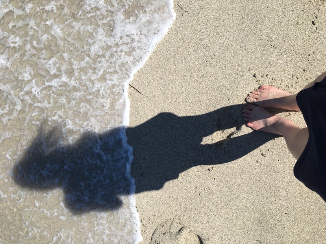 Sabine mit den Füßen am Strand