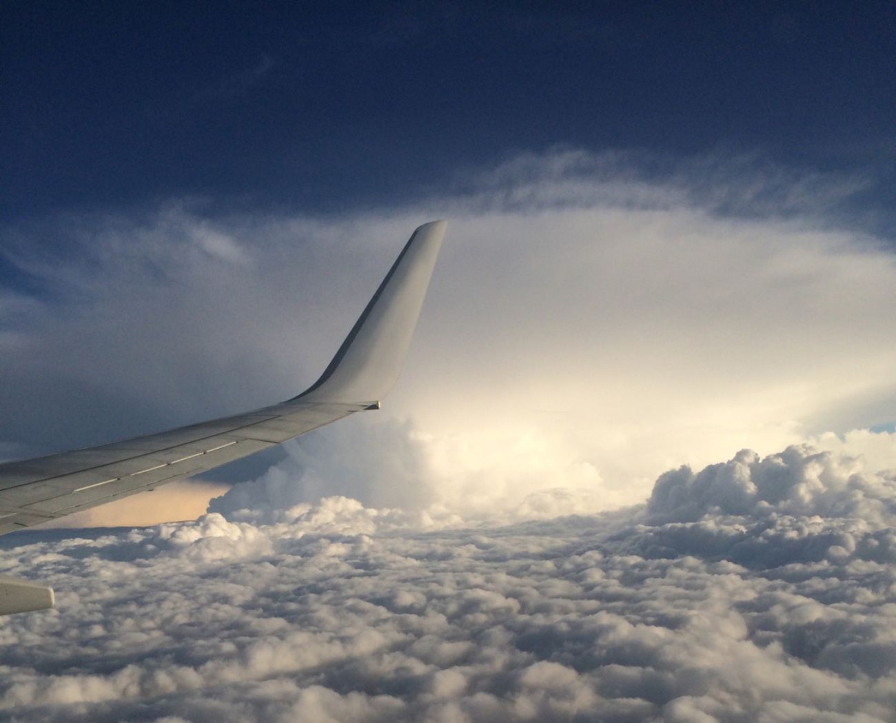 Flugzeugflügel über den Wolken