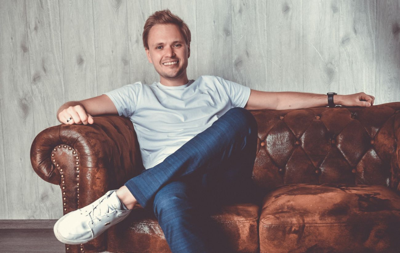 Bild 1: Christian entspannt lächelnd auf einer Ledercouch