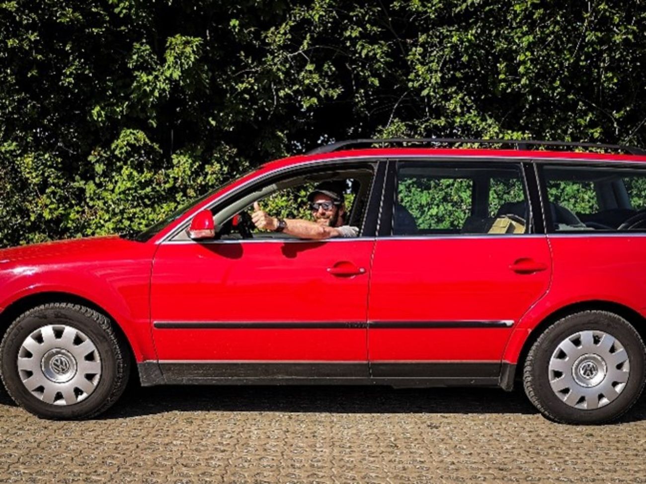 Torsten in seinem roten Auto