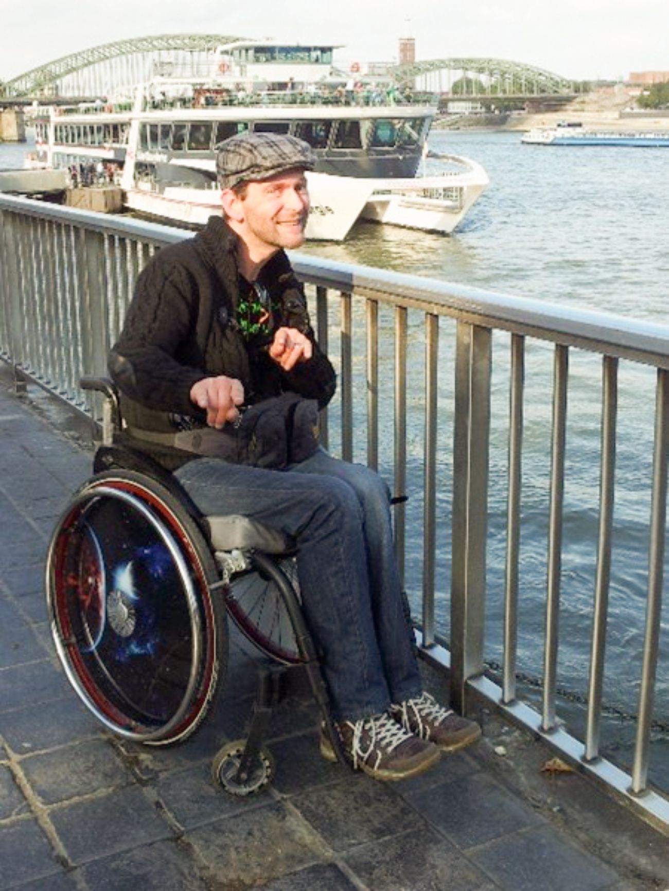 Torsten im Sport-Rolli am Wasser