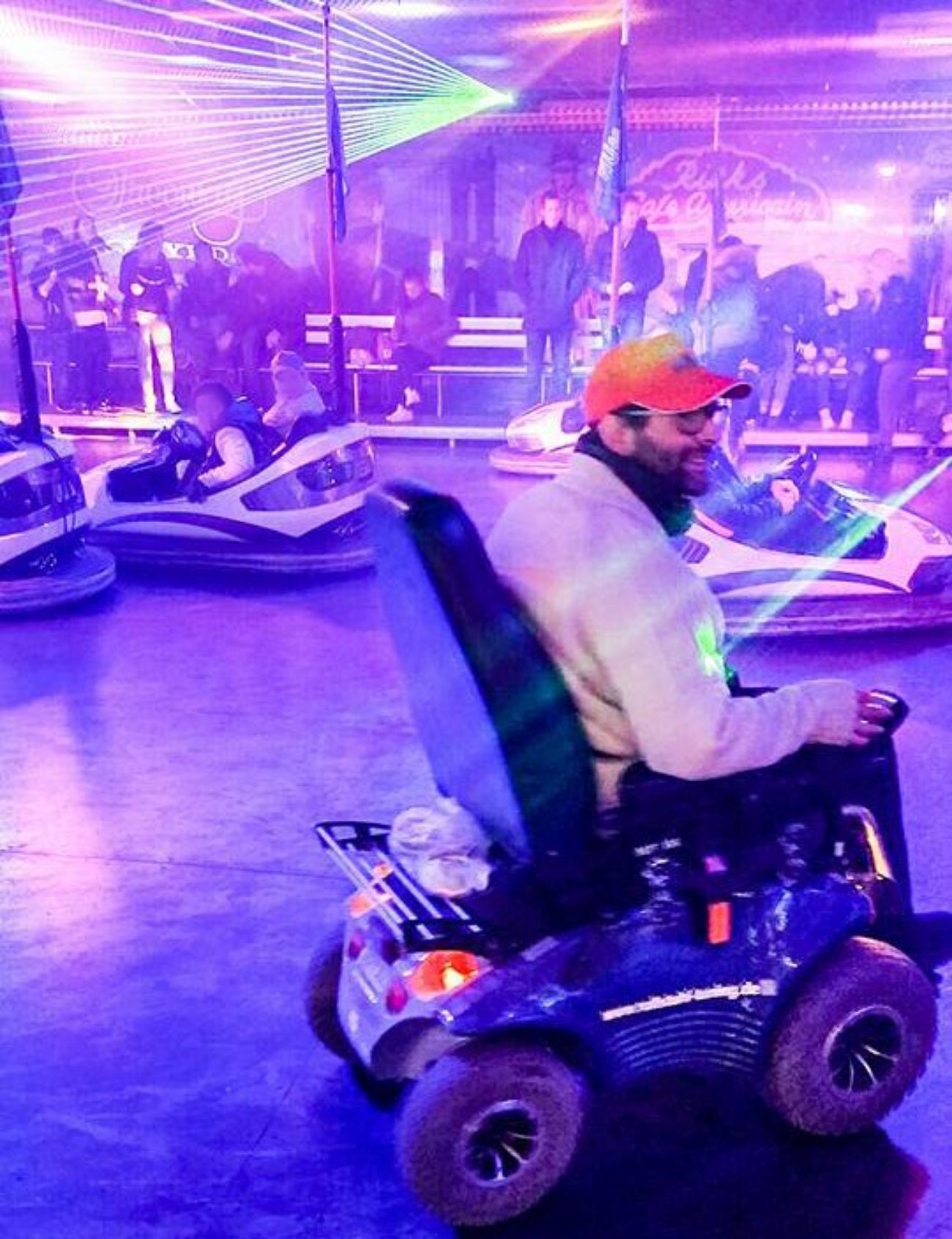 Torsten im E-Roller auf der Autoscooter-Fahrfläche
