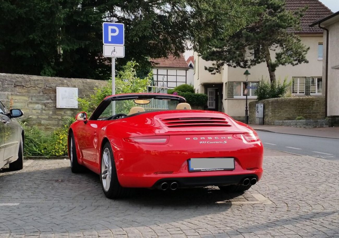 Porsche im Parkverbot