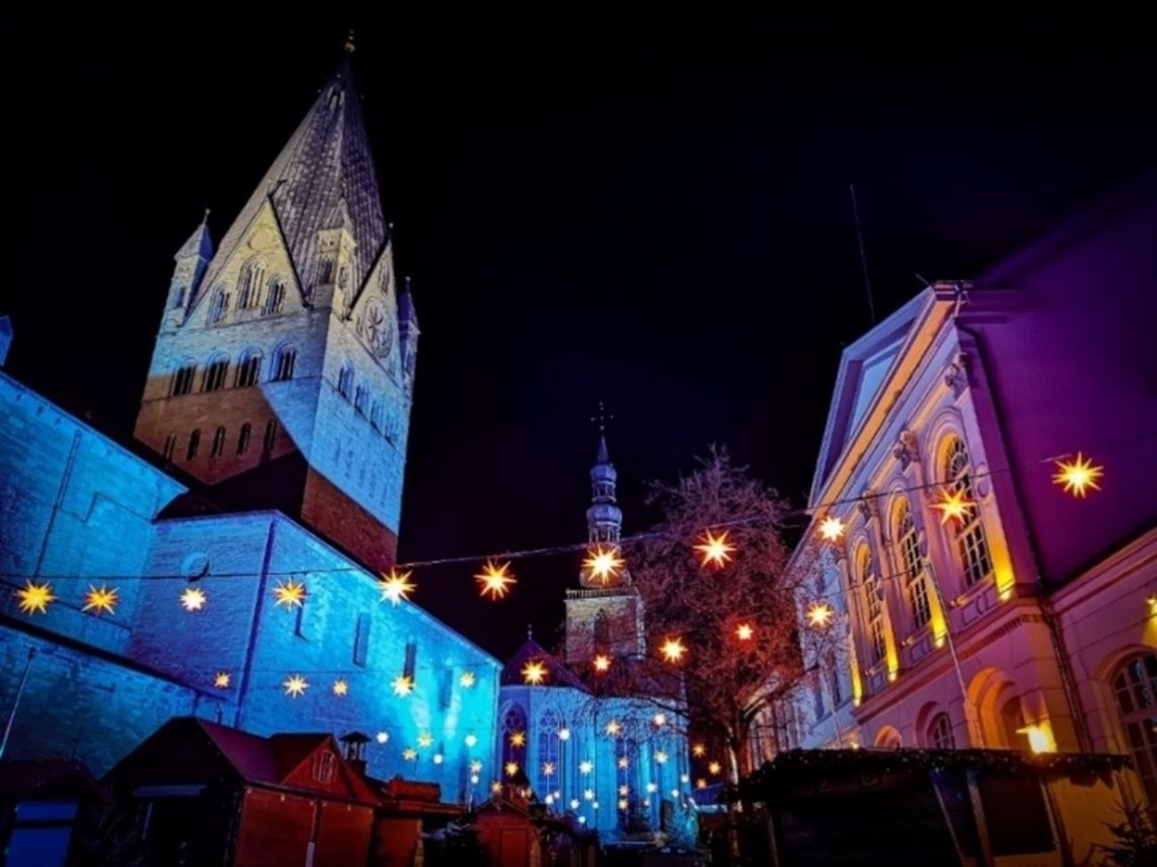 Weihnachtsmarkt mit Lichterketten in Soest