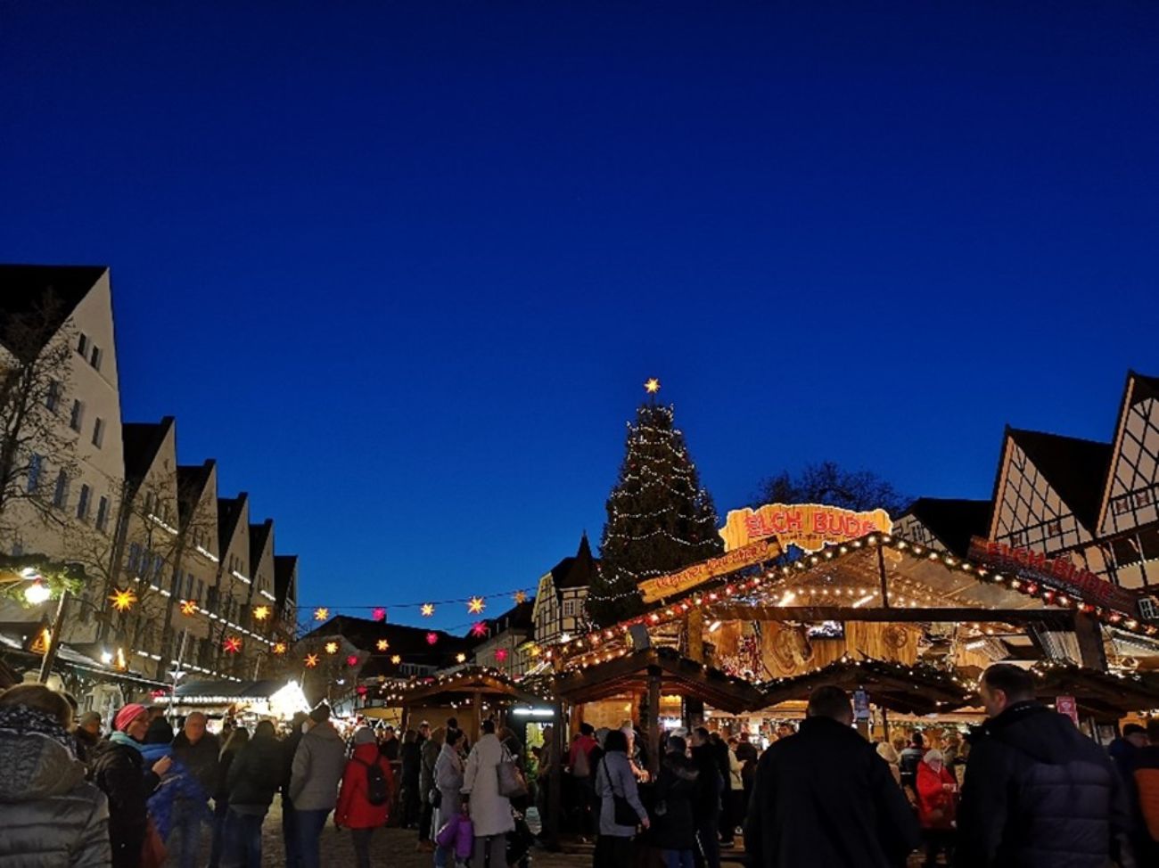Impression vom Soester Weihnachtsmarkt mit Stadtkulisse
