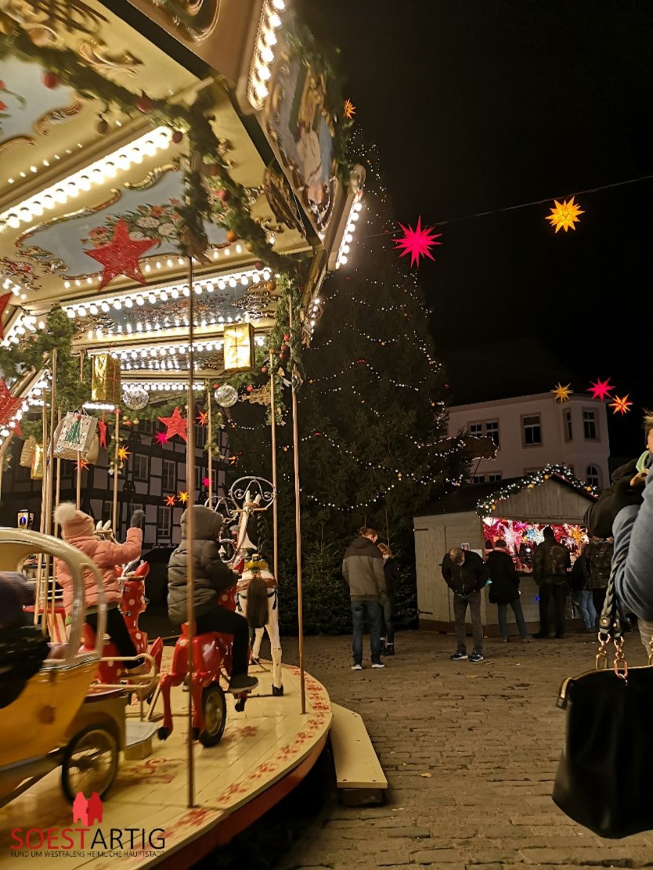 Altes Holzkarussell auf dem Weihnachtsmarkt