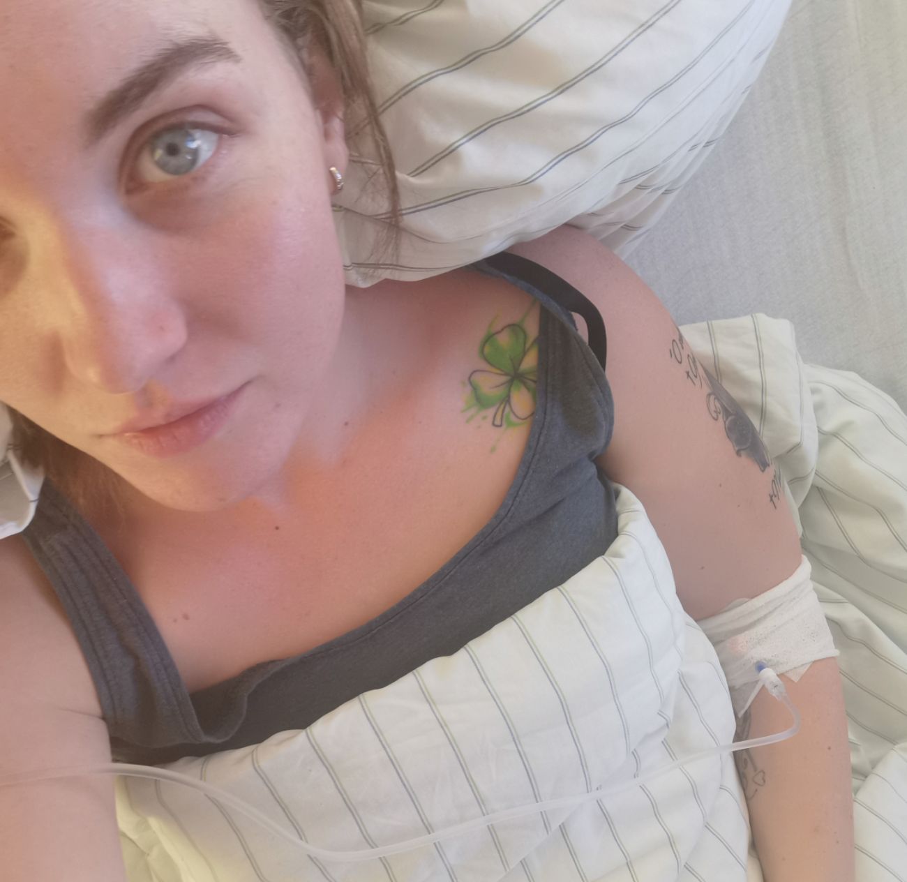 Mandy im Bett im Krankenhaus mit Infusion