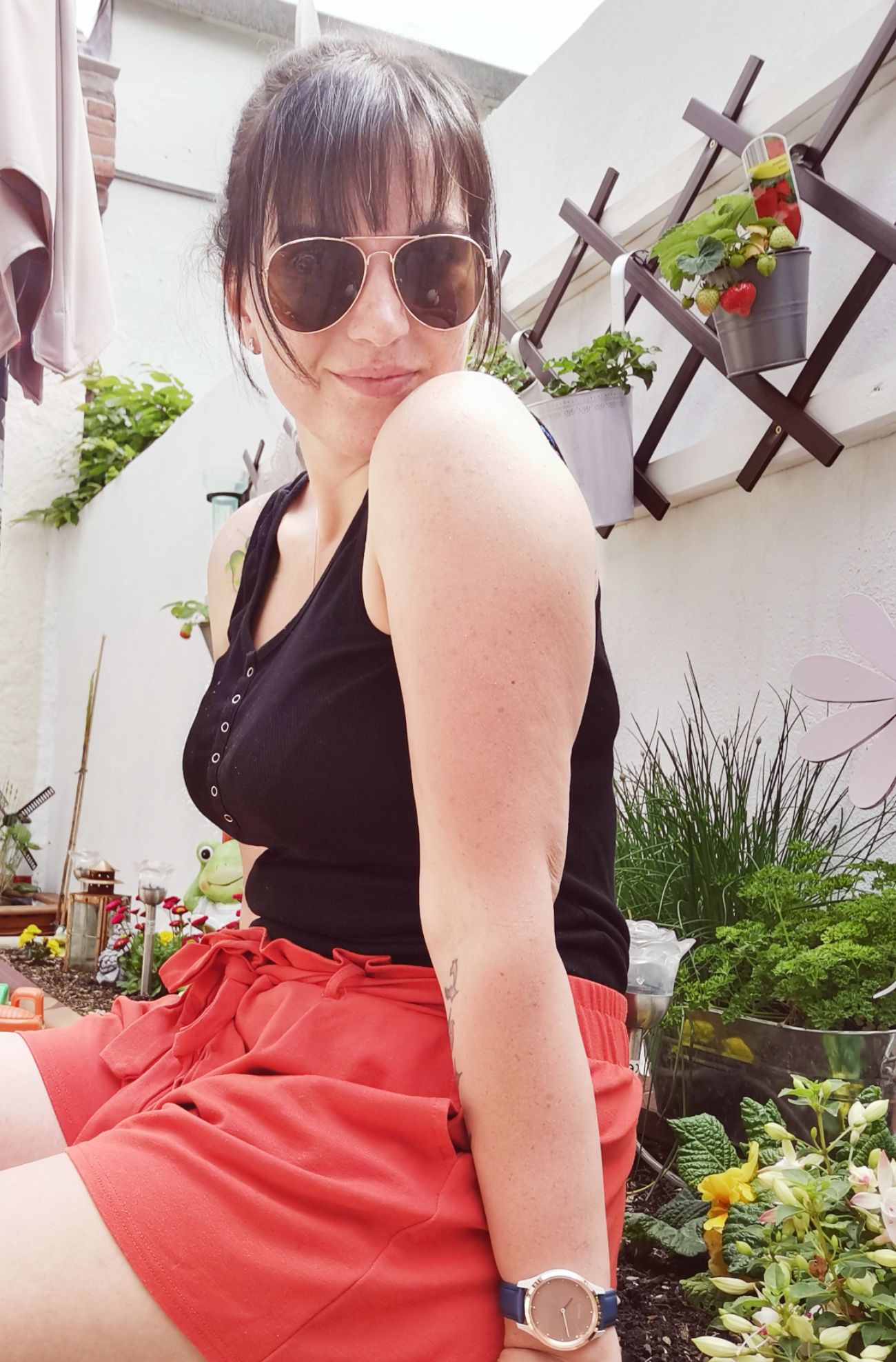 Mandy im Garten mit Sonnenbrille