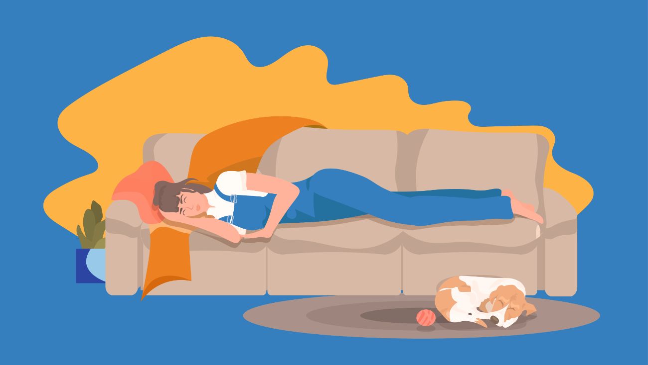 Frau auf dem Sofa schlafend.