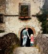 Sophie als kleines Kind mit ihrem Vater auf einer mittelalterlichen Brücke