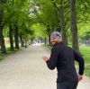 Ceddie in einer Allee mit Bäumen beim Joggen