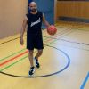 Ceddie in einer Halle beim Basketballspielen