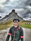 Chris bei einer Radtour vor einem berg