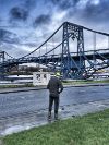 Chris vor einer Brücke