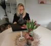 Heike schreibend am Laptop