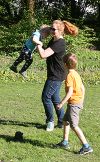 Gina mit ihren Kindern