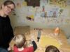 Mama steht unterstützend zur Seite