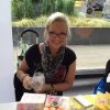 Heike an einem Tisch mit ihren Büchern