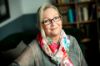 Portrait von Heike mit Blumenhalstuch
